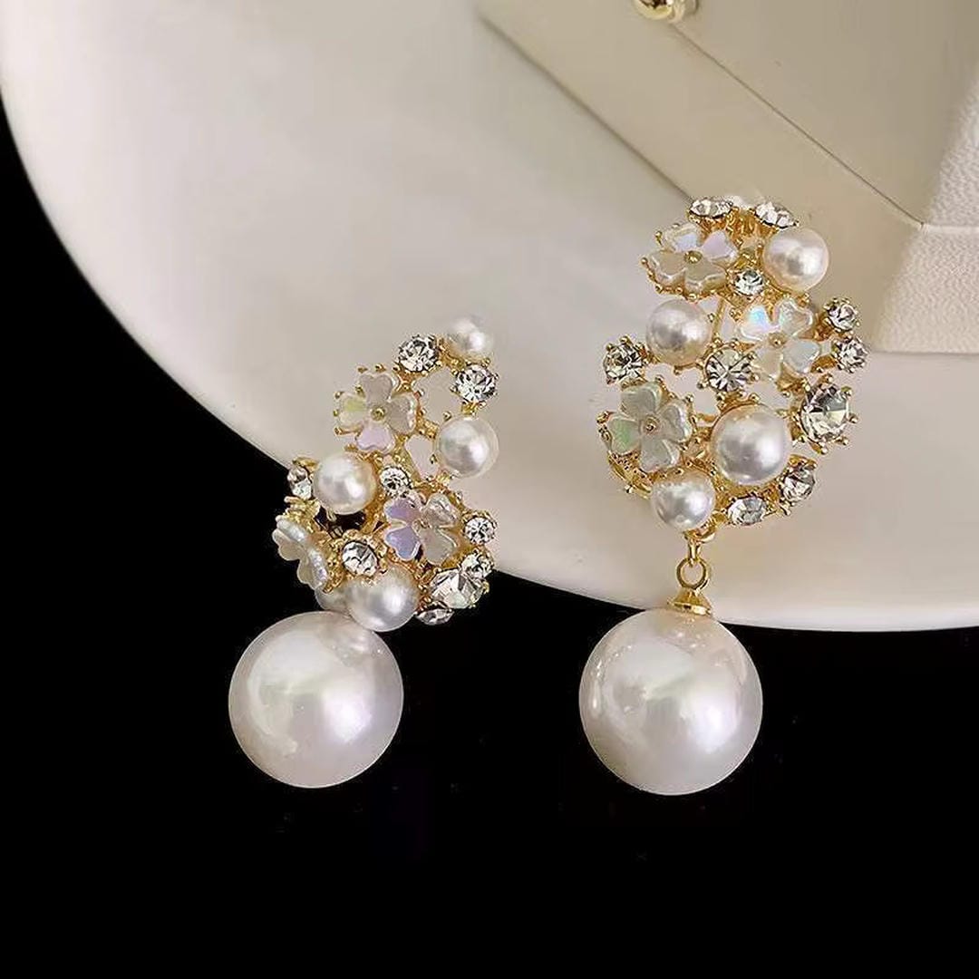 Élégantes boucles d'oreilles en perles florales