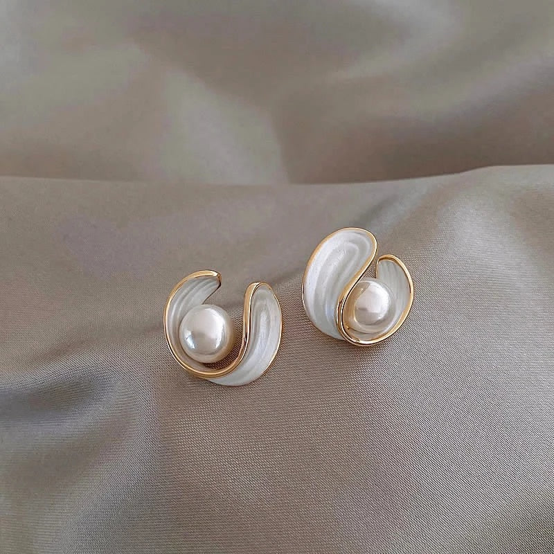 Boucles d’Oreilles en Or Serties d’Opale Blanche et de Perle