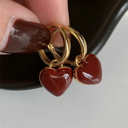 Créoles en or ornées d'un cœur rouge