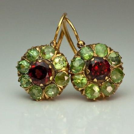 Boucles d'oreilles rondes élégantes ornées de cristaux verts et rouges