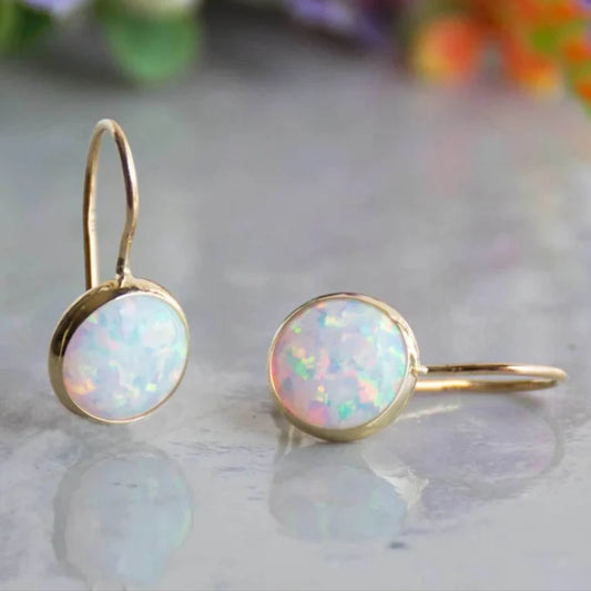 Boucles d’Oreilles Raffinées Vintage Serties d’Opales Blanches avec Finition Or