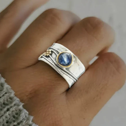 Bague vintage en argent ornée d'un saphir bleu