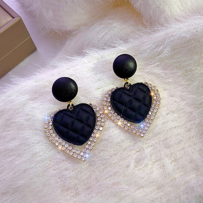 Boucles d'oreilles noires et dorées en forme de cœur