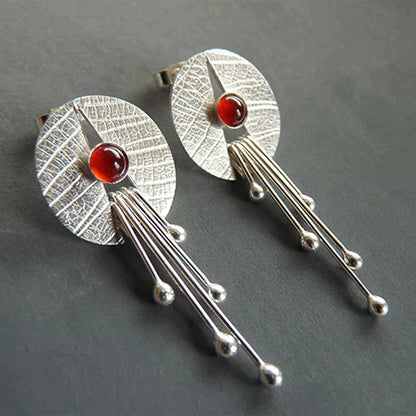 Boucles d’Oreilles Longues Pendantes Ornées d’une Pierre Rouge