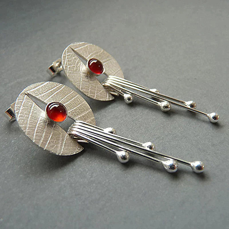 Boucles d’Oreilles Longues Pendantes Ornées d’une Pierre Rouge