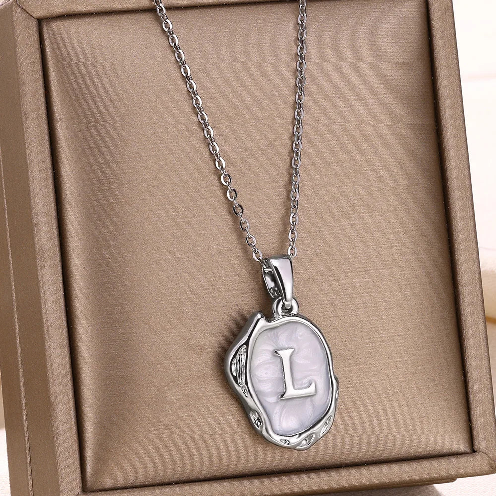 Collier océan plaqué or 18 carats avec initiales au fond de la mer
