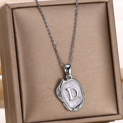 Collier océan plaqué or 18 carats avec initiales au fond de la mer