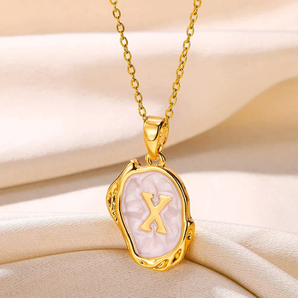 Collier océan plaqué or 18 carats avec initiales au fond de la mer
