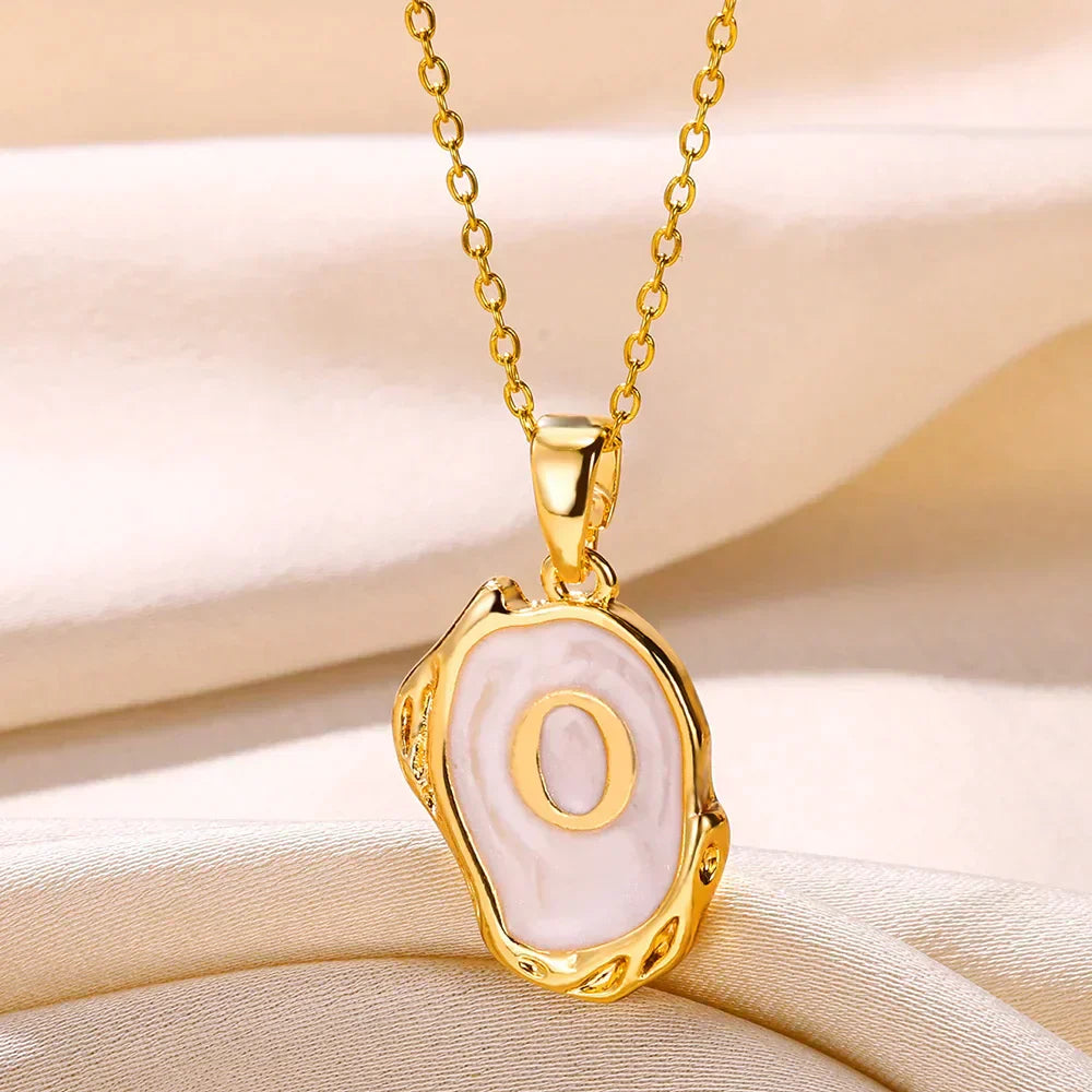 Collier océan plaqué or 18 carats avec initiales au fond de la mer