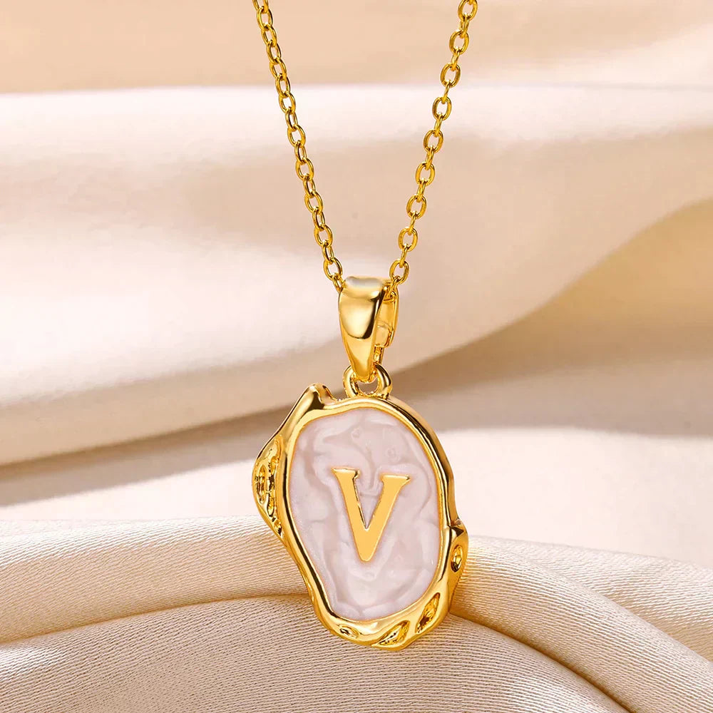 Collier océan plaqué or 18 carats avec initiales au fond de la mer