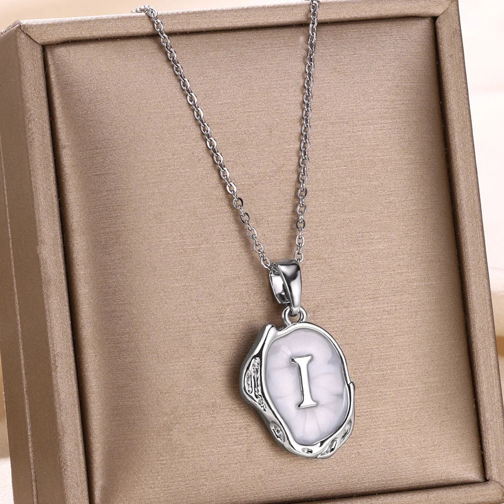 Collier océan plaqué or 18 carats avec initiales au fond de la mer