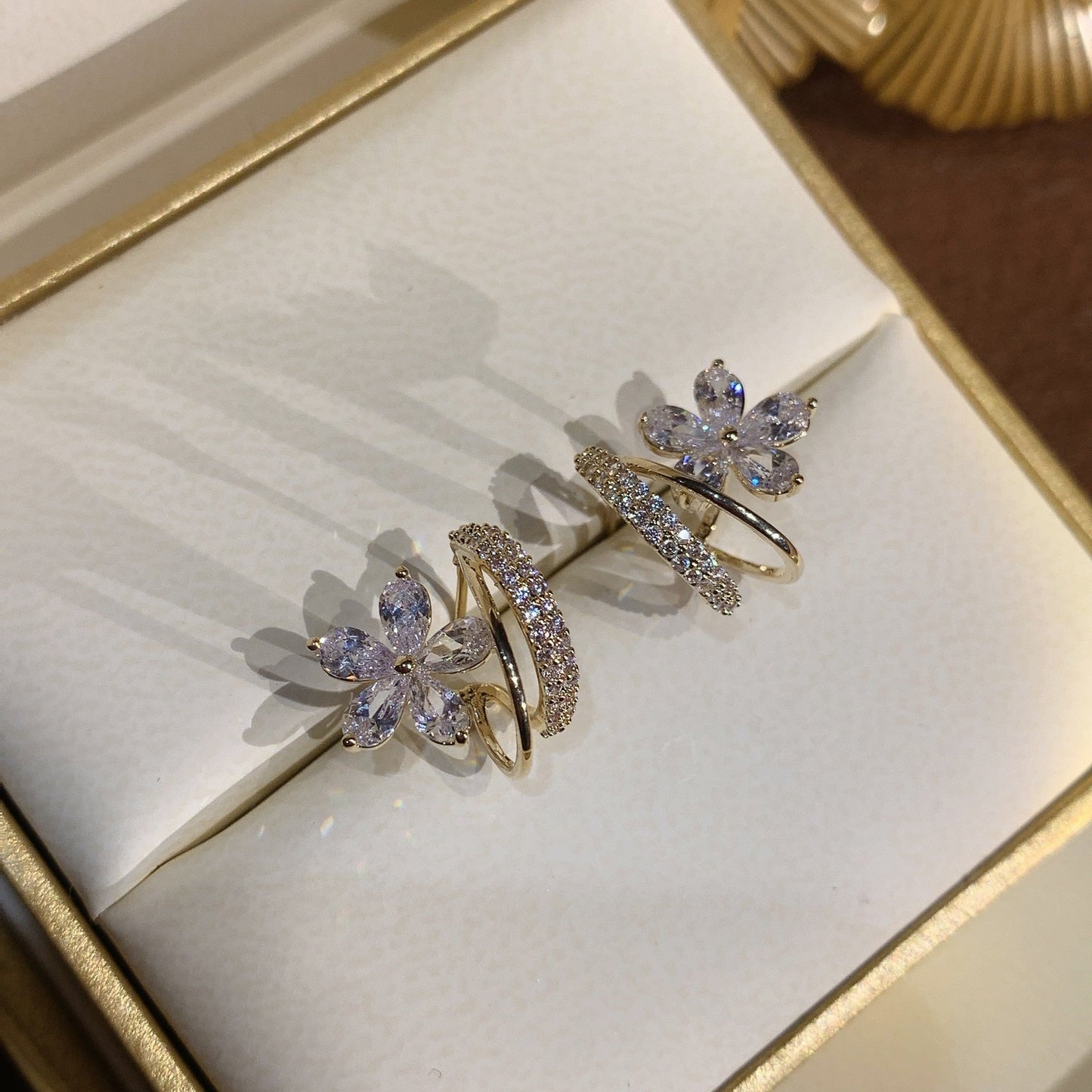 Boucles d’Oreilles Fleur en Or Ornées de Zircons