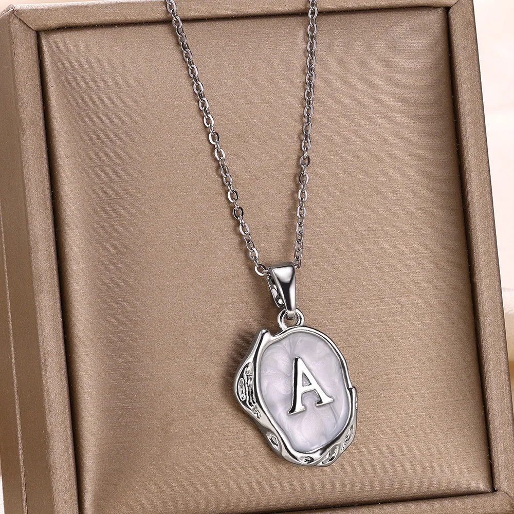 Collier océan plaqué or 18 carats avec initiales au fond de la mer