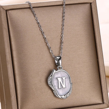 Collier océan plaqué or 18 carats avec initiales au fond de la mer