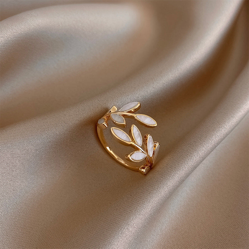 Alexandra - Bague Ajustable Feuille en Opale Blanche en Or