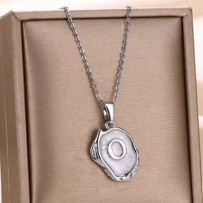 Collier océan plaqué or 18 carats avec initiales au fond de la mer