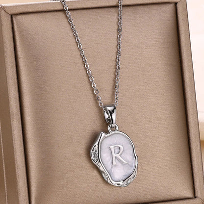 Collier océan plaqué or 18 carats avec initiales au fond de la mer
