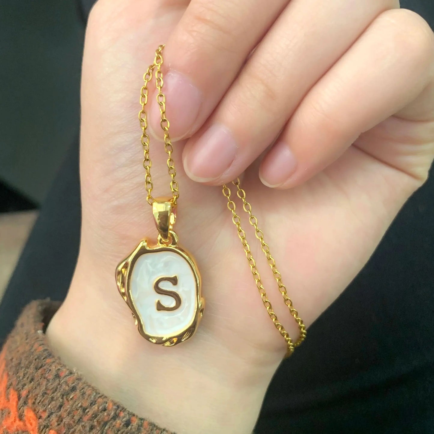 Collier océan plaqué or 18 carats avec initiales au fond de la mer