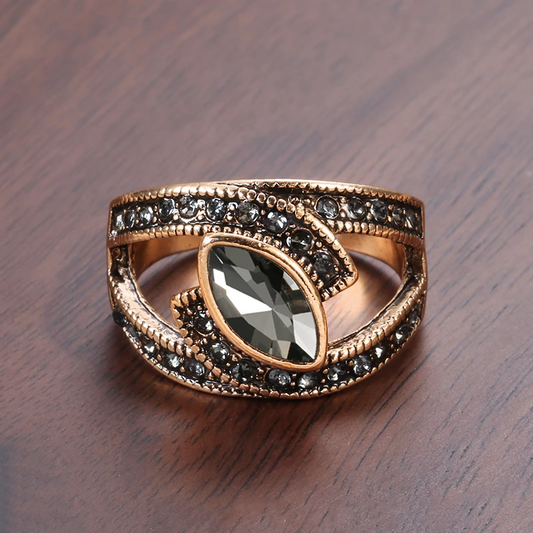 Élégante Bague Ornée d’un Cristal Noir