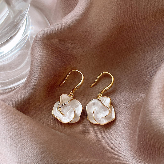 Boucles d’Oreilles Raffinées avec Fleurs Blanches