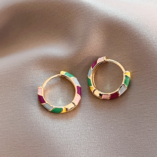 Élégantes Boucles d’Oreilles en Or Ornées d’Émail Multicolore