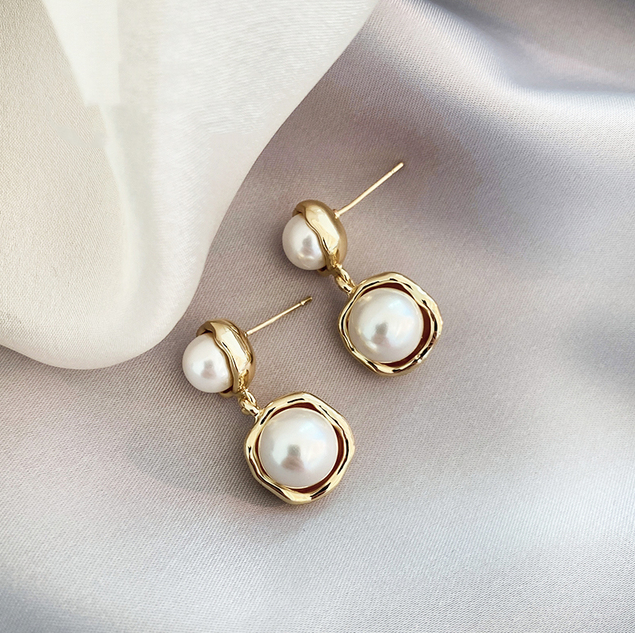 Boucles d’Oreilles Ornées de Perles Dorées